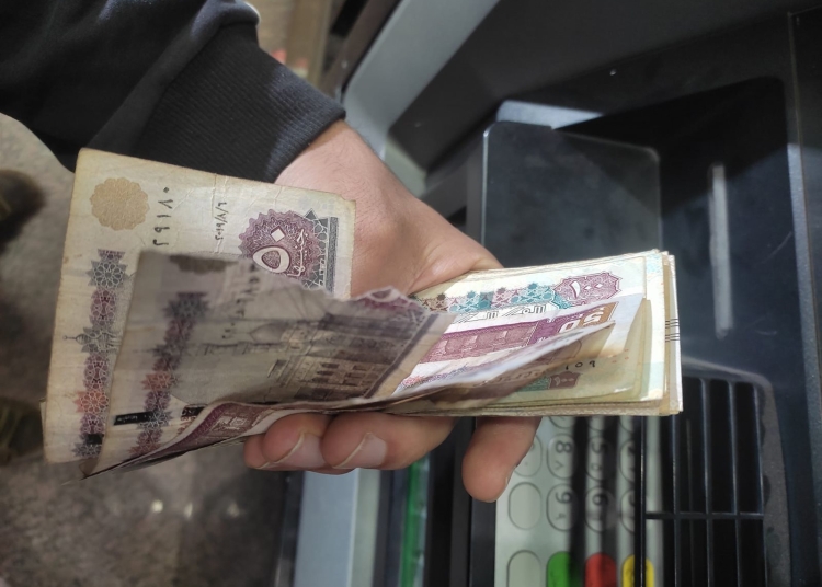 تعرف على طريقة استبدال الأموال الممزقة المسحوبة من ماكينات الصراف الآلي 1 استبدال الأموال الممزقة
