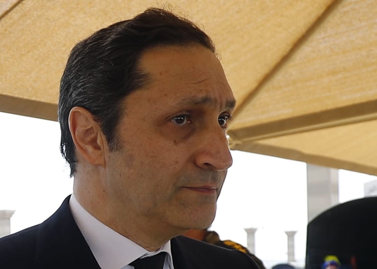 علاء مبارك يكشر عن أنيابه لأحد الإعلاميين ليرد على مزاعم تهريب أموال والده لدولة الاحتلال 1 علاء مبارك