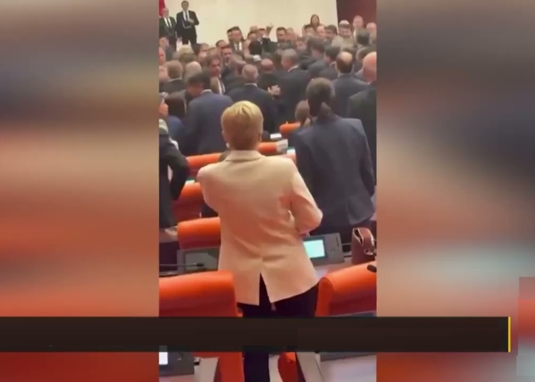 شجار عنيف باللكمات بين أعضاء البرلمان التركي بسبب الميزانية 1 شجار عنيف باللكمات بين أعضاء البرلمان التركي