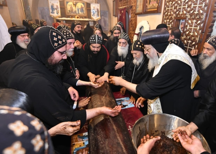 بالصور قداسة البابا تواضروس الثاني يطيب جسد القديس يحنس كاما بدير السريان بوادي النطرون 1 تطيب جسد القديس يحنس كاما