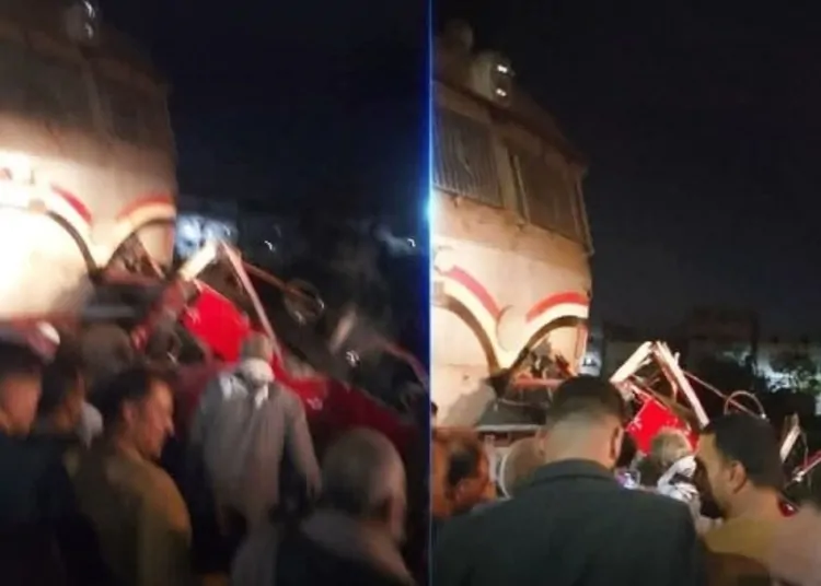 عاجل تصادم قطار وميكروباص في المنوفية بعد عبور غير قانوني 1 تصادم قطار وميكروباص