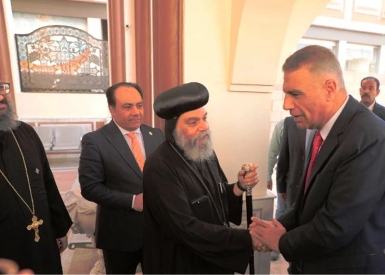 بمناسبة عيد الميلاد المجيد محافظ أسوان يوزع كروت تهنئة السيسى والهدايا للأطفال المسيحيين بجميع الطوائف 1 تهاني عيد الميلاد المجيد
