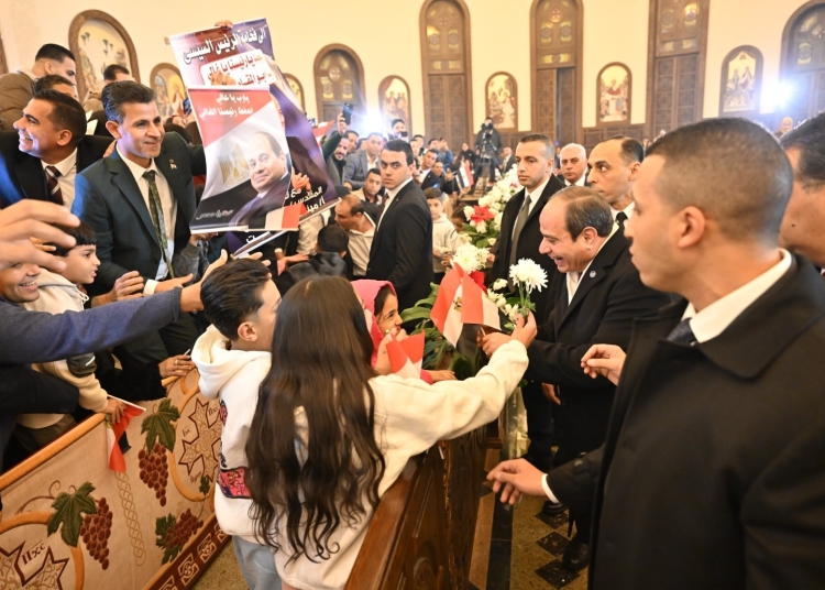 بالصور أجواء مبهجة في احتفالية عيد الميلاد بكاتدرائية ميلاد المسيح قبلة على وجه صغير واستلام رسالة مواطن 1 أجواء مبهجة في احتفالية عيد الميلاد