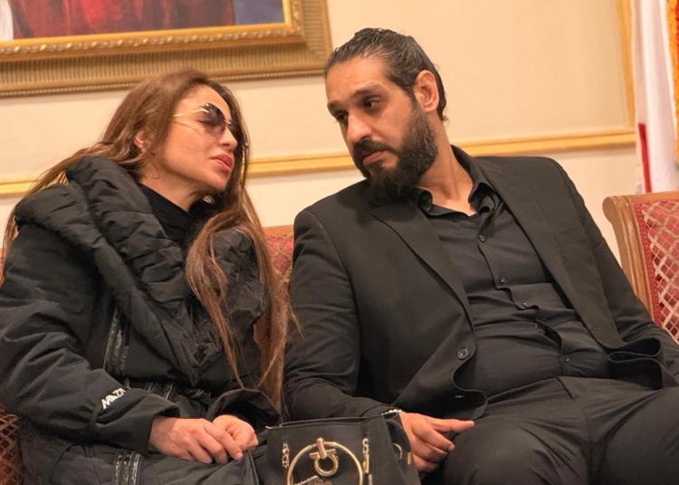 بكلمات مؤثرة دوللي شاهين تستقبل المعزيين في رحيل والدتها بكنيسة القديس مار يوسف 1 دوللي شاهين