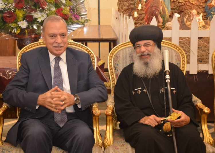 محافظ القليوبية يمازح الأقباط باحتفالية عيد الميلاد 2026 شوفت بوست بيتكلم عن أعداد المسلمين في الكاتدرائية 1 محافظ القليوبية يمازح الأقباط