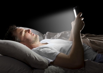أمراض خطيرة تسببها شاشات الهواتف للأطفال والكبار