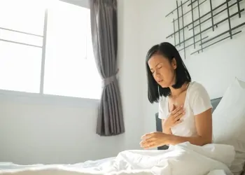 أسباب خفقان القلب أثناء الليل هل يشير إلى مشكلة صحية خطيرة 10 خفقان القلب ليلاً