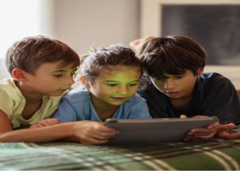 استخدام الأطفال التطبيقات ومواقع التواصل