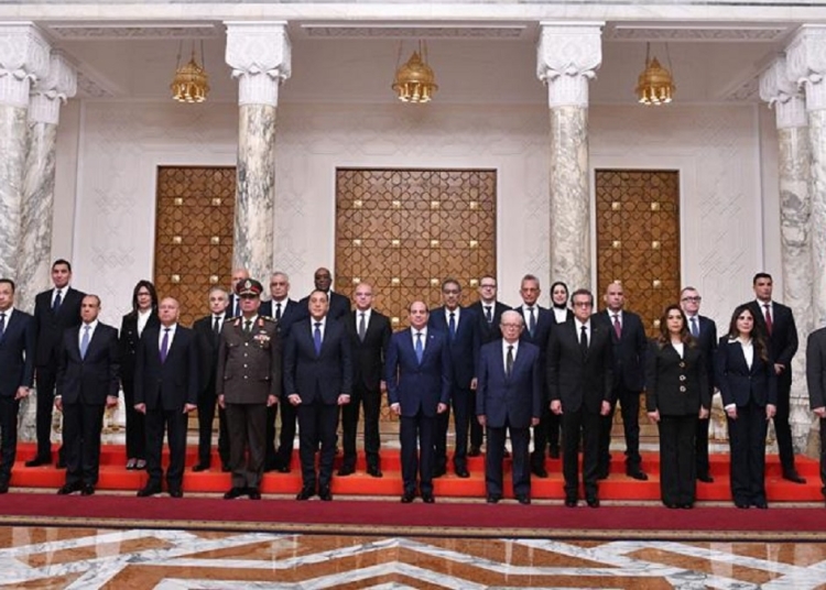 ثورة تصحيح في الحكومة المصرية مدبولي يطيح بـ 13 وزيراً في أكبر تغيير وزاري لعام 2026 1 الرئيس السيسي خلال اجتماعه بالحكومة الجديدة