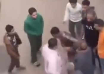 الشاب المجبر على ارتداء ملابس نسائية