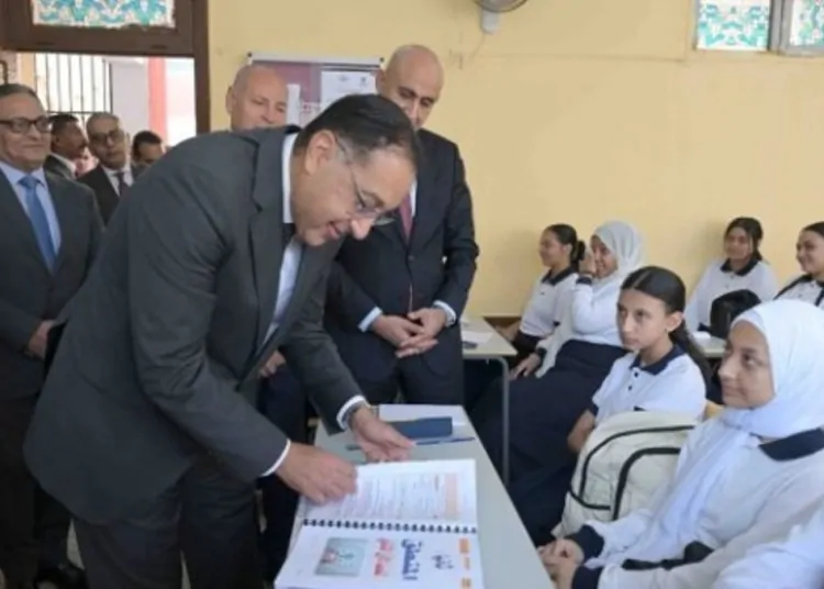 رئيس الوزراء يكشف سبب استثناء المدارس والجامعات من العمل عن بعد 1 رئيس الوزراء