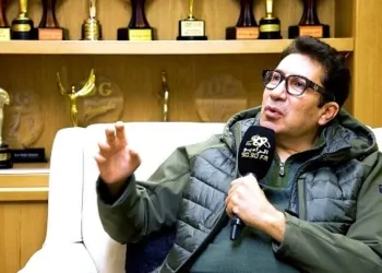 الفنان هاني رمزي متأثرا بعد رحيل والدته