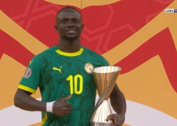 كاف يطالب ساديو ماني بإعادة جائزة