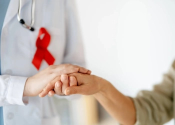 مرض الإيدز تحت المجهر إشارات تحذيرية من منظمة الصحة العالمية وسبل الوقاية 12 مرض الإيدز تحت المجهر