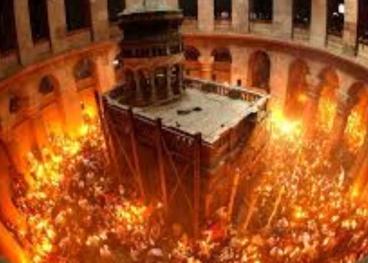 نور القيامة يكسر حواجز القيود القدس تفتح أبوابها أمام جميع المصلين وترفع صلوات السلام 1 فتح كنيسة القيامة للمصلين