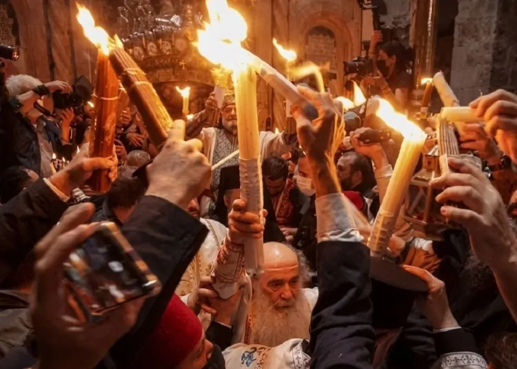 بالصور ظهور معجزة فيض النور المقدس من قبر السيد المسيح 1 ظهور معجزة فيض النور المقدس