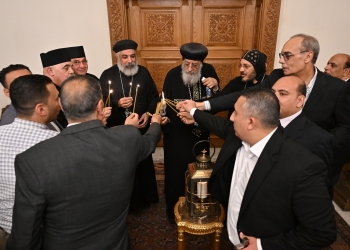 البابا تواضروس الثاني يتسلم النور المقدس