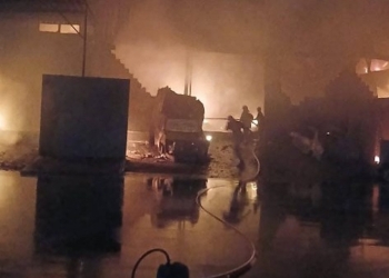 جحيم في المنطقة الصناعية حريق مصنعي زيوت وعصائر يستنفر الحماية المدنية بقنا 12 حريق مصنعي زيوت وعصائر