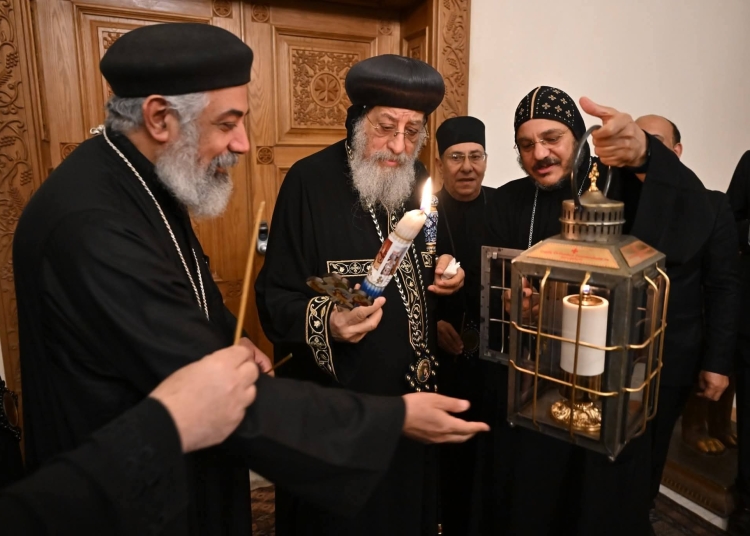 من قلب القدس إلى قلب القاهرة البابا تواضروس يستقبل النور المقدس في لحظات إيمانية مهيبة 1 البابا تواضروس يستقبل النور المقدس