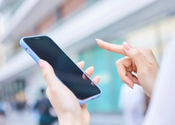 تنبيه أثناء استخدام الهاتف المحمول من عادة شائعة يمارسها الملايين تجنبها 6 تحذير من عادة يومية يفعلها ملايين الأشخاص أثناء استخدام الهواتف المحمولة
