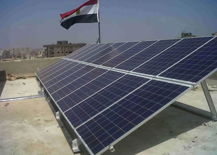 أسعار وكيفية تركيب الألواح الشمسية في منزلك بعد تصريحات الكهرباء 1 تركيب الألواح الشمسية