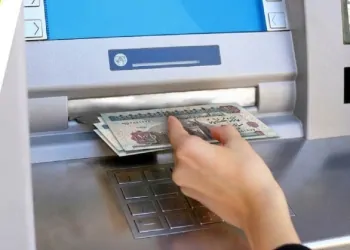 رئيس البنك الأهلي يرد شكاوى المواطنين تتصاعد مفيش فلوس في الـ ATM 9 أزمة حادة بسبب نقص الأموال في ماكينات الـ ATM