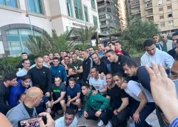 ماكرون يكسر البروتوكول ويلتقط صورا مع عمال المطاعم في سان ستيفانو 10 ماكرون يكسر البروتوكول