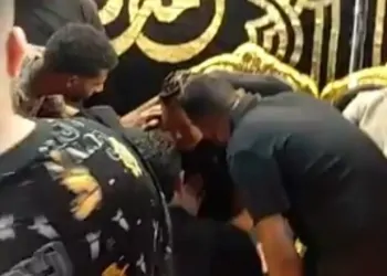 صدمة الفراق تكسر حمو بيكا لقطات تبكي القلوب من عزاء والده وسقوطه أرضاً بالإسكندرية 4 وفاة والد حمو بيكا