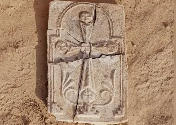 اكتشاف صليب أثري