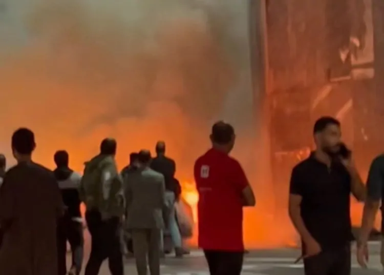 ننشر أول صور من إحتراق سيارة أمام المتحف المصري الكبير 1 إحتراق سيارة