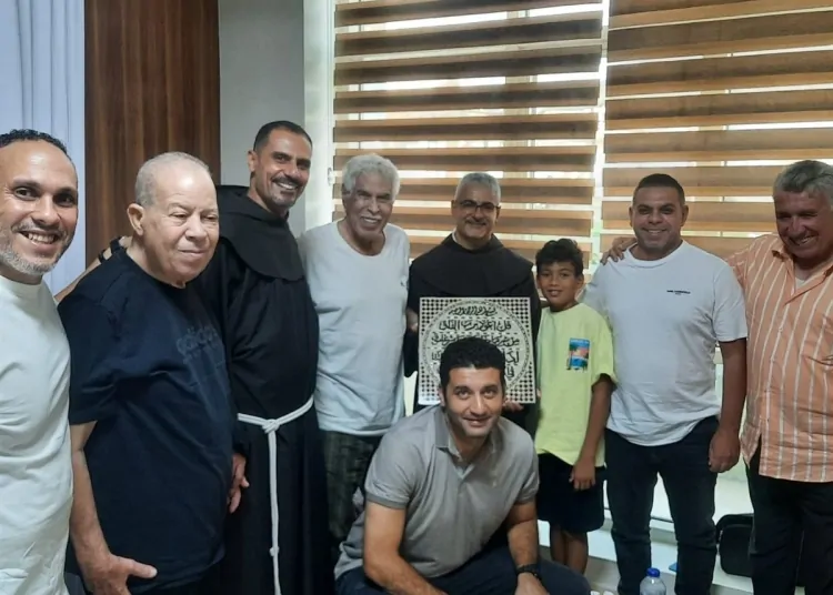 الأب بطرس دانيال والأب فيليب فرج الله يزوران الكابتن حسن شحاتة في المستشفى 1 بطرس دانيال يزور حسن شحاتة