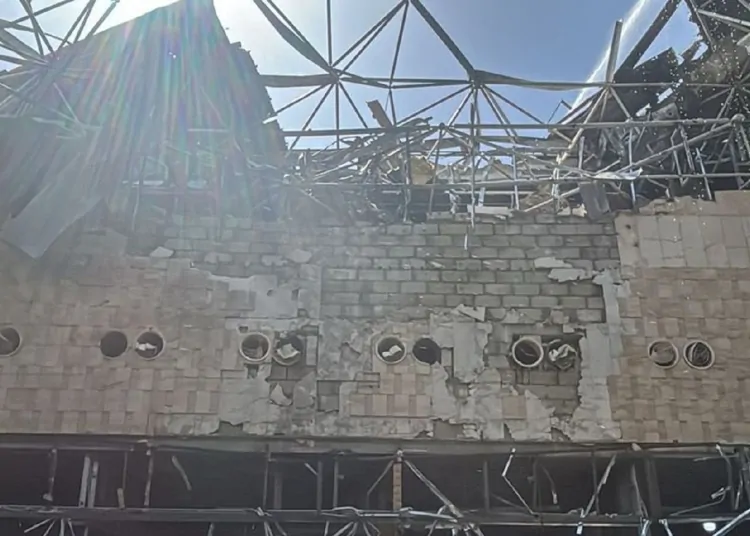 عاجل استنفار شامل في الكويت والبحرين بعد قصف إيراني ومسيّرات تضرب المطار الدولي 1 ضرب مطار الكويت